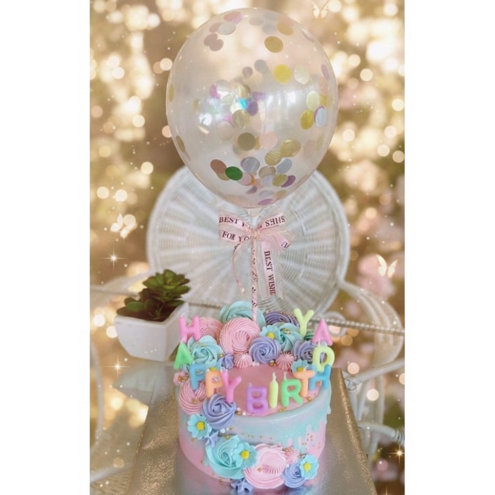 Pastís d'aniversari amb globus de confeti