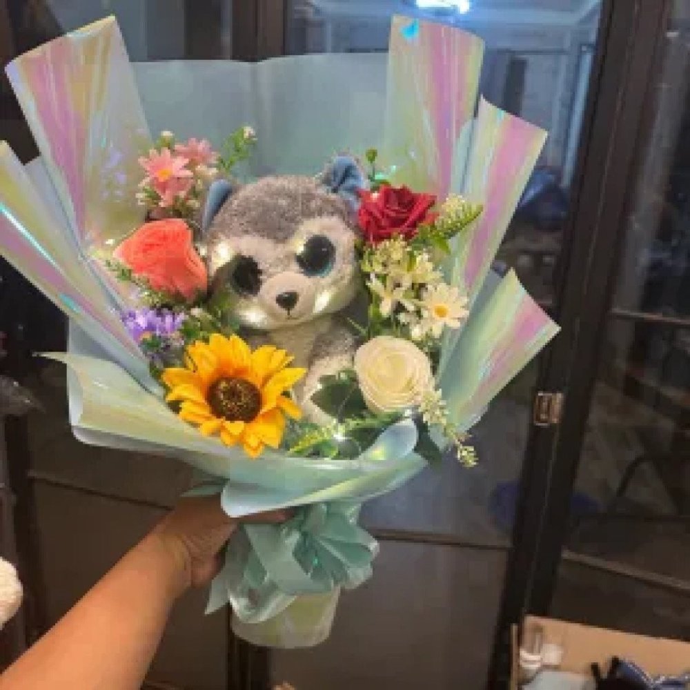 No. 34 | Doll Bouquet with Lights – ช่อตุ๊กตาพร้อมดอกไม้ประดิษฐ์และไฟ