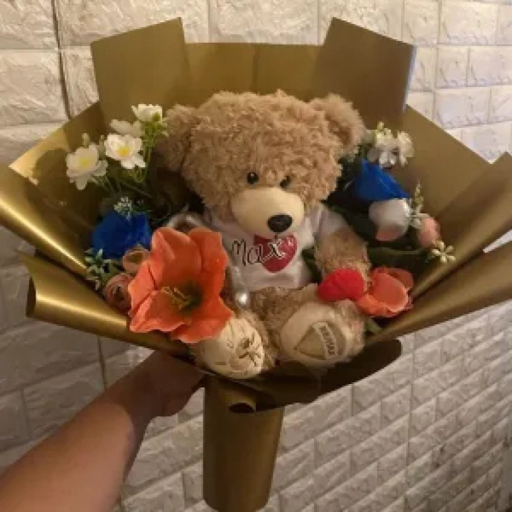 No. 38 | Teddy Bear Bouquet 25 cm – ช่อตุ๊กตาหมี 25 ซม. พร้อมดอกไม้ประดิษฐ์