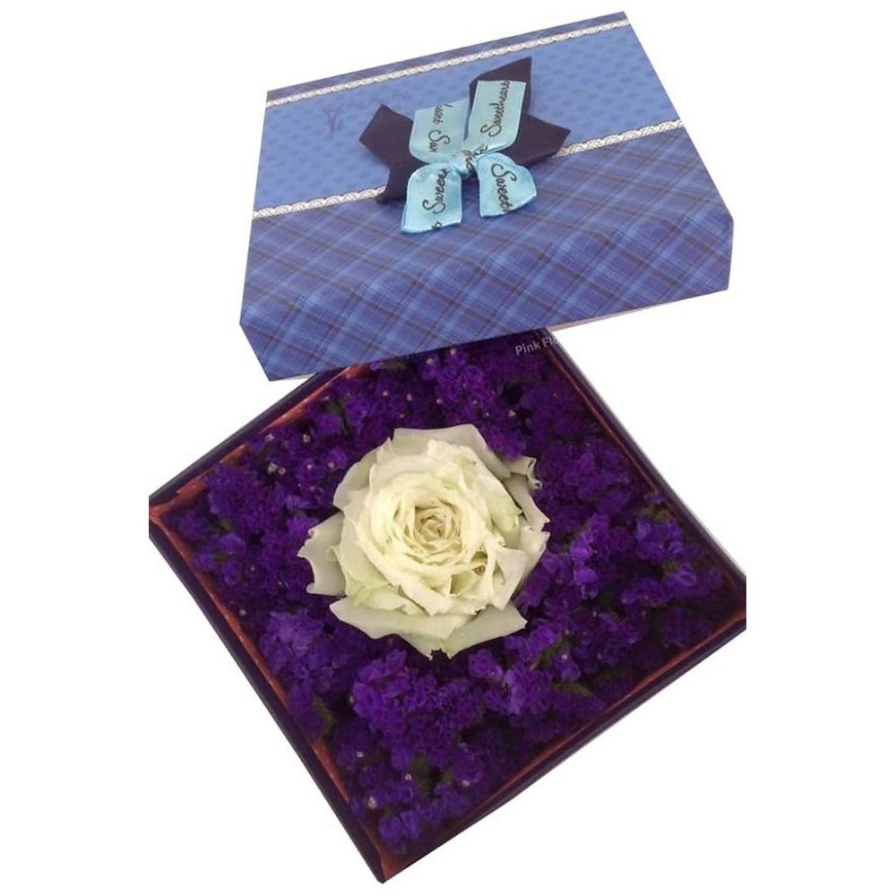 Caixa de flors morades amb roses blanques