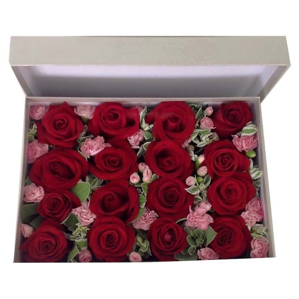 Rosas rojas en caja de regalo blanca