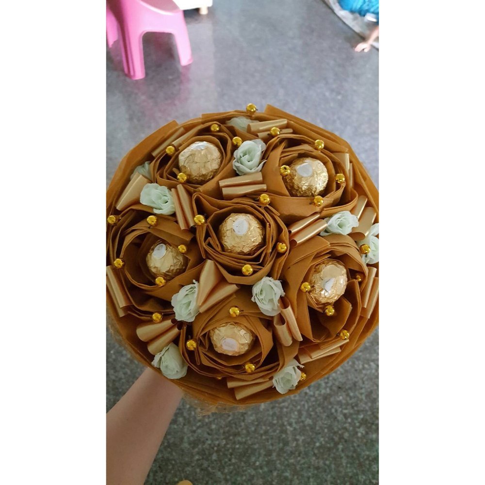 Gold chocolate rose gift bouquet