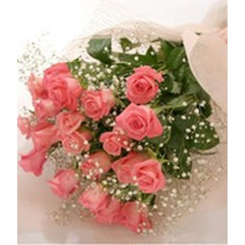 Bouquet de roses roses avec de la verdure