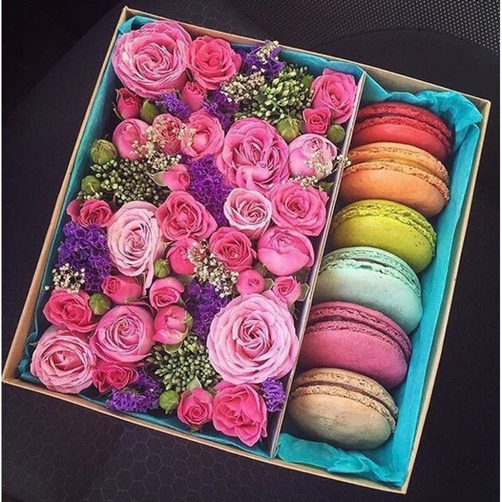 Roze rozen en kleurrijke macarons