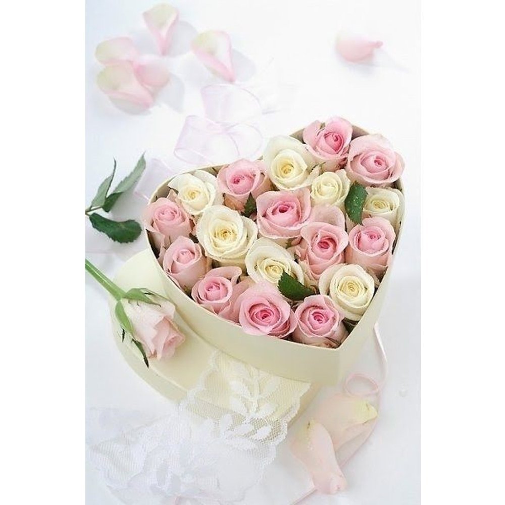 Pink preserved roses in hat-box