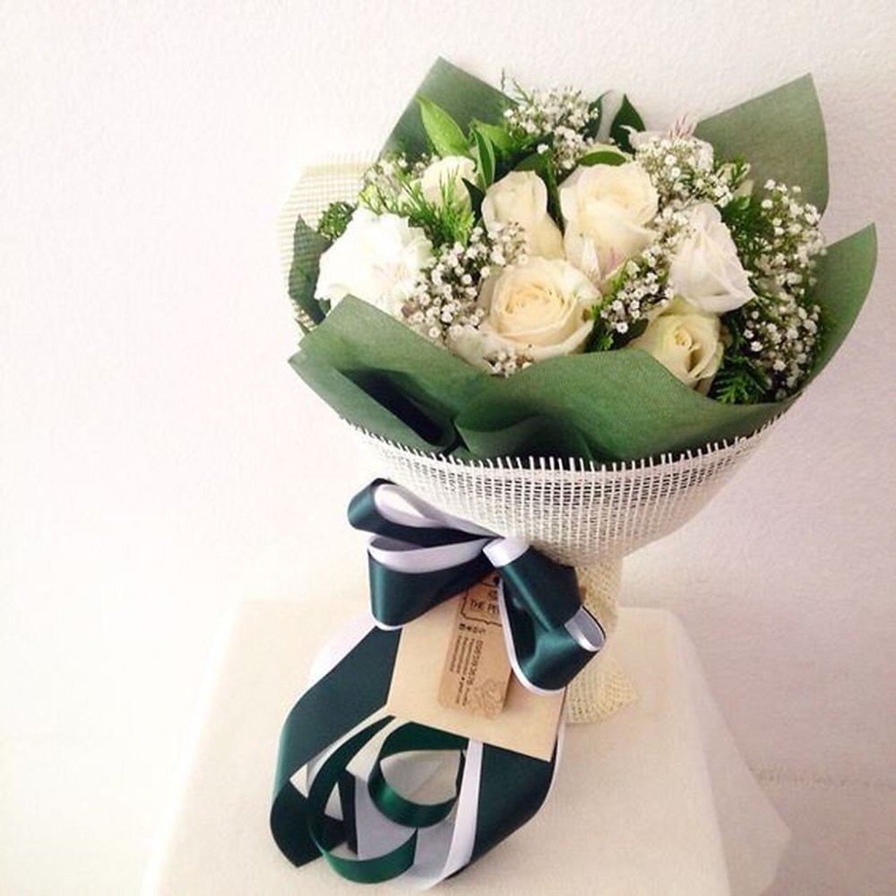 Acht witte rozen boeket arrangement