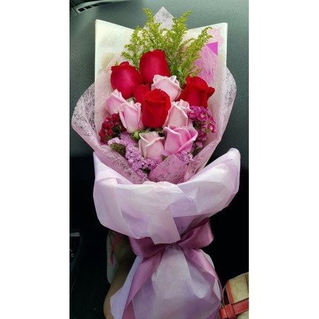 Mixed Roses Bouquet – 6 Pink & 4 Red Roses in Pattaya Mixed Roses Bouquet – 6 Pink & 4 Red Roses in Pattaya