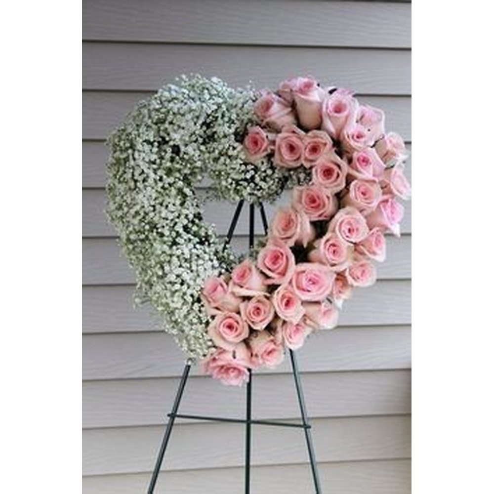 Herzförmiger Kranz aus rosa Rosen und Schleierkraut
