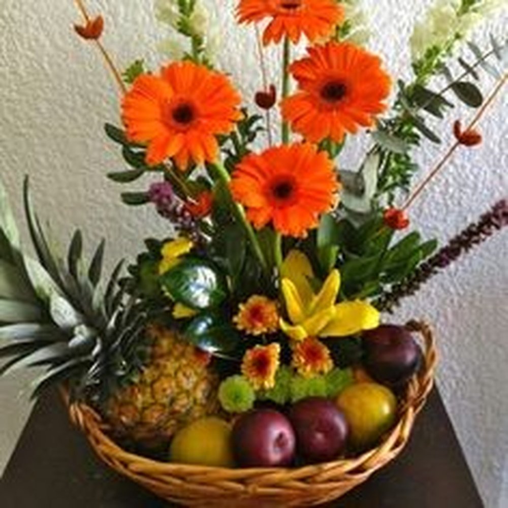 Καλάθι δώρου φρούτων και λουλουδιών | Premium Fresh Arrangement