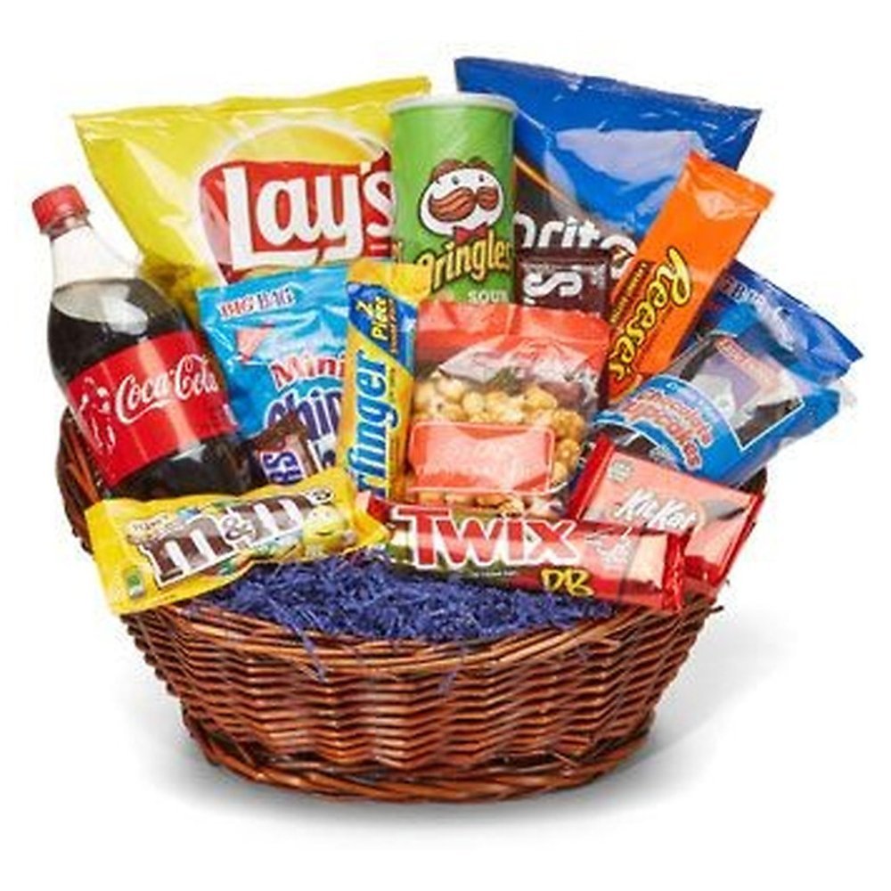 Panier en osier avec assortiment de snacks
