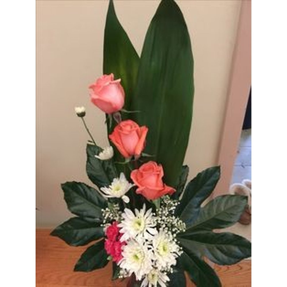 Composizione floreale moderna di rose corallo