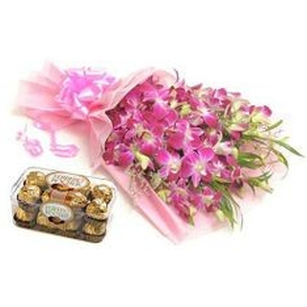 Flores rosas y chocolates dorados