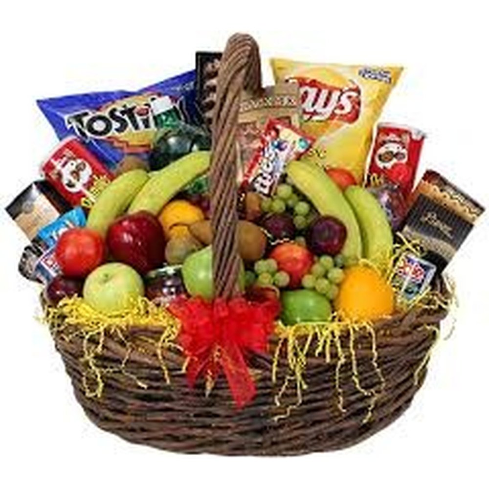 Cesto di frutta e snack festivo