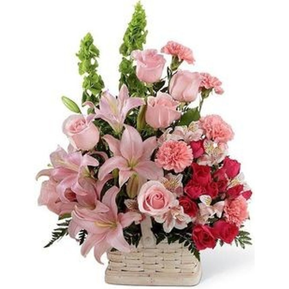 Cesta de mimbre con rosas y lirios rosas