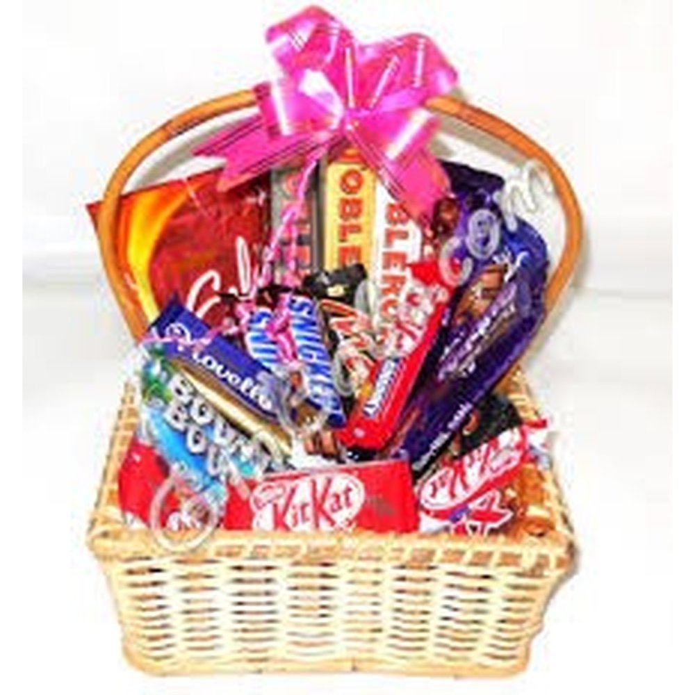 Cesta de regalo de chocolate con cinta rosa