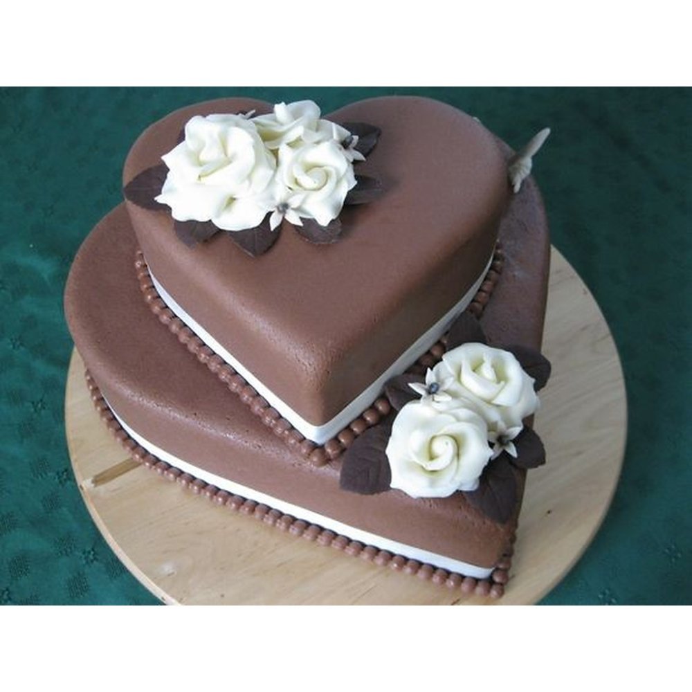 Pastel de corazón de chocolate de dos pisos con rosas