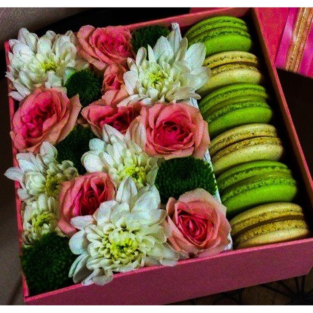 Pink rose box with macarons