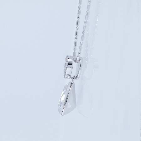 Necklace adorned with Crystals - 2 Kristallhalsband | Fantastisk smyckeskollektionHöj din stil med vårt fantastiska necklace ado