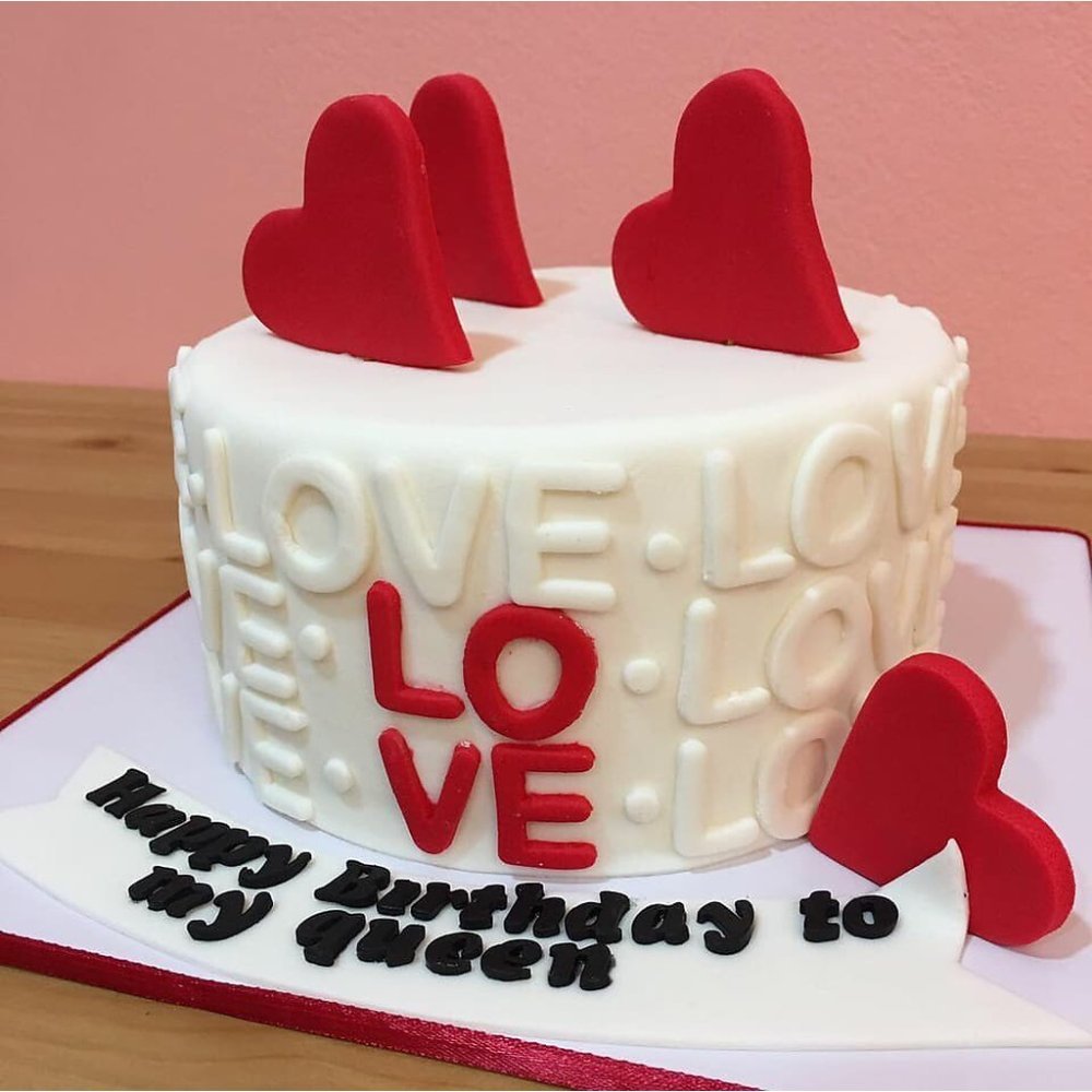 Pastel San Valentín blanco corazones rojos