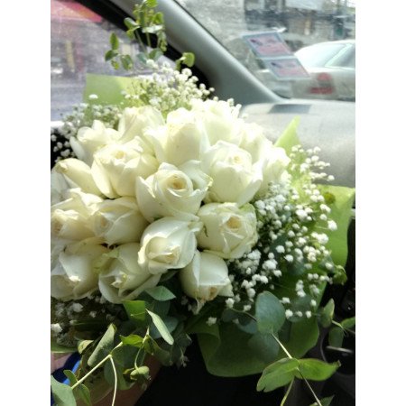 White  roses mix flowers