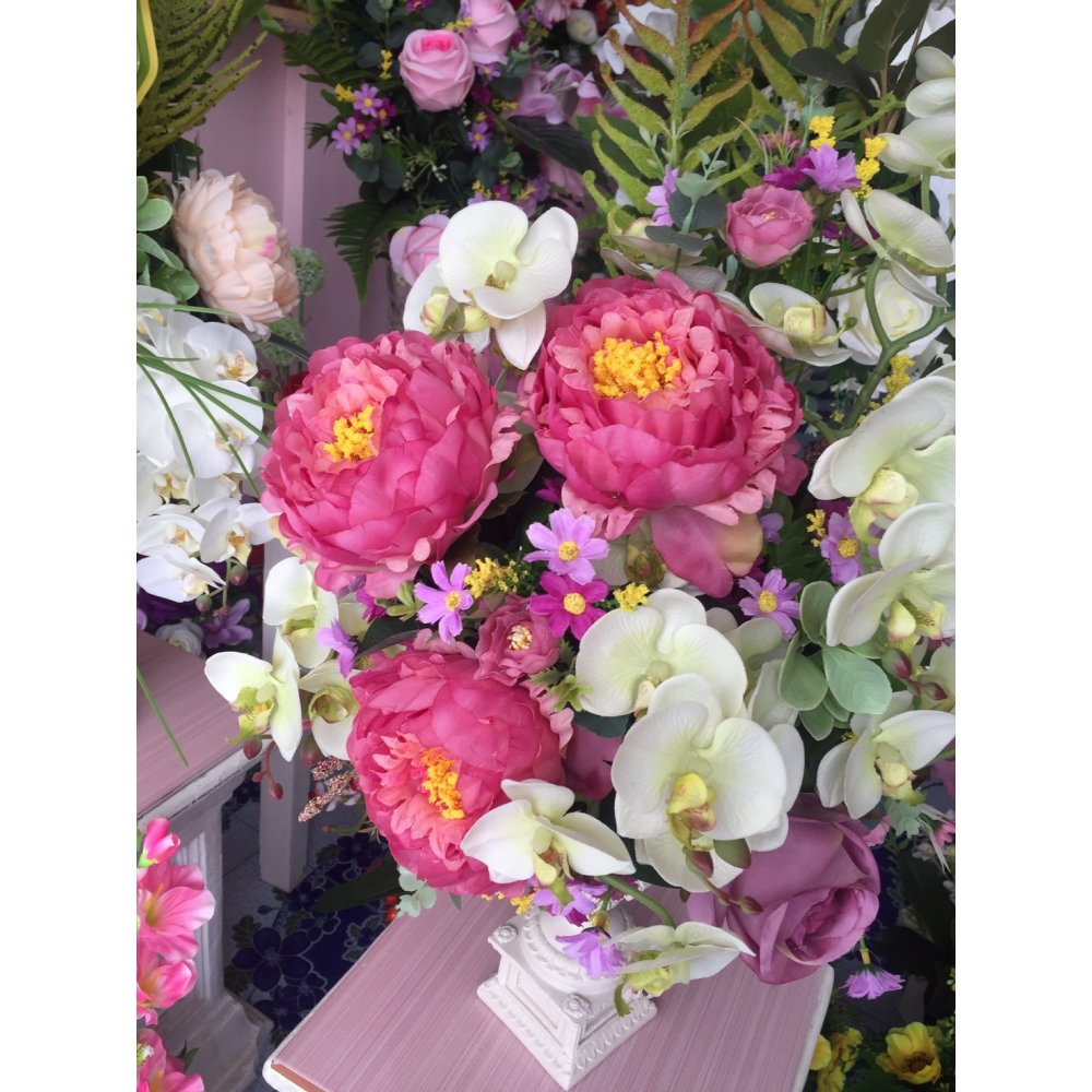 Flores artificiais magenta e brancas