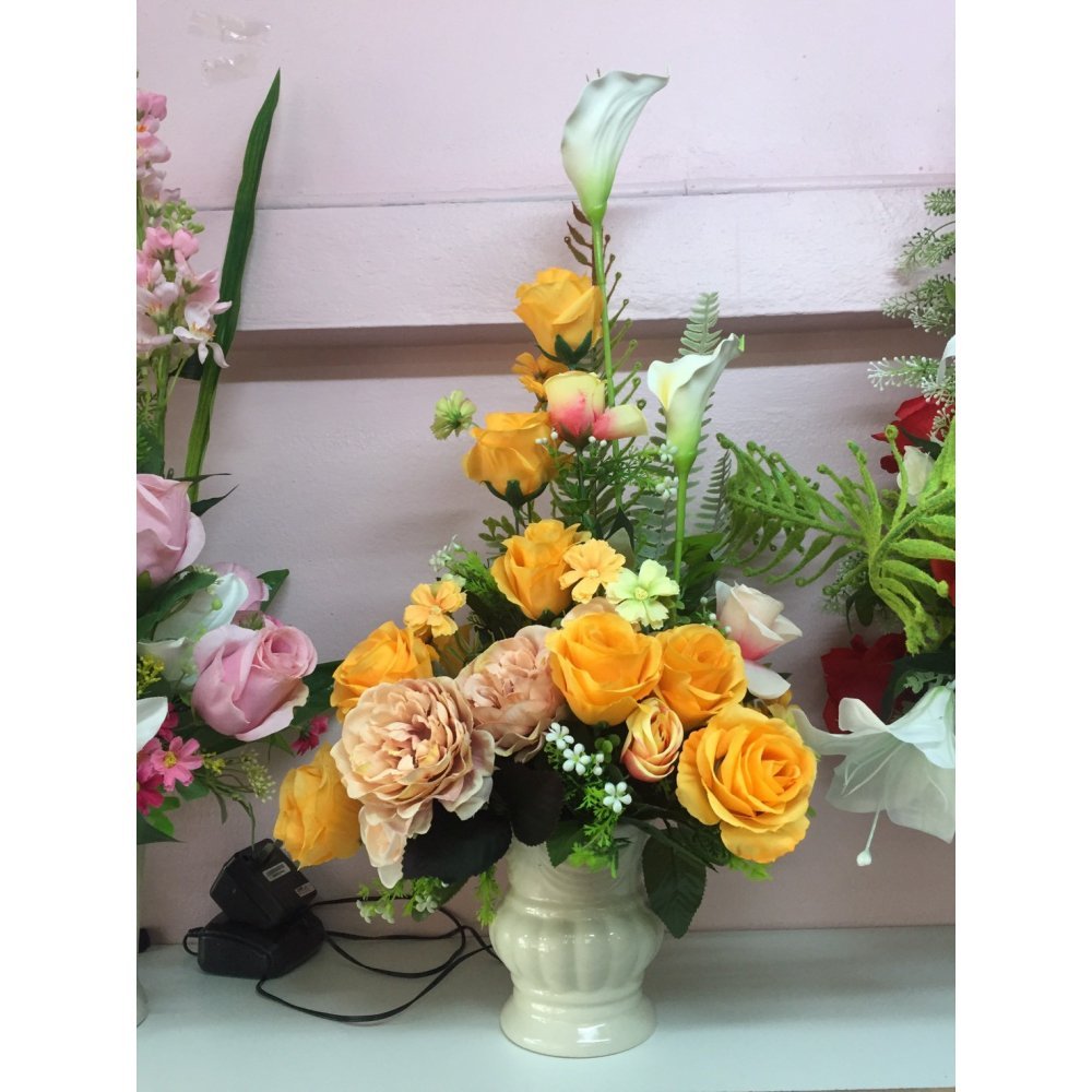 黃色塑膠花配奶油色花瓶