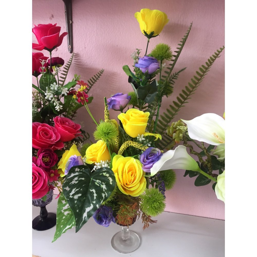 Farverige plastblomster glasvase