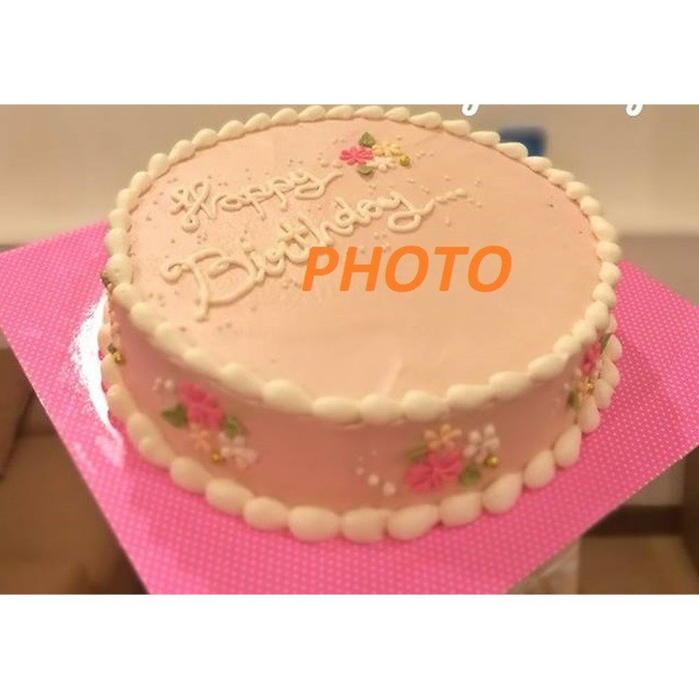 Różowy kwiatowy tort urodzinowy