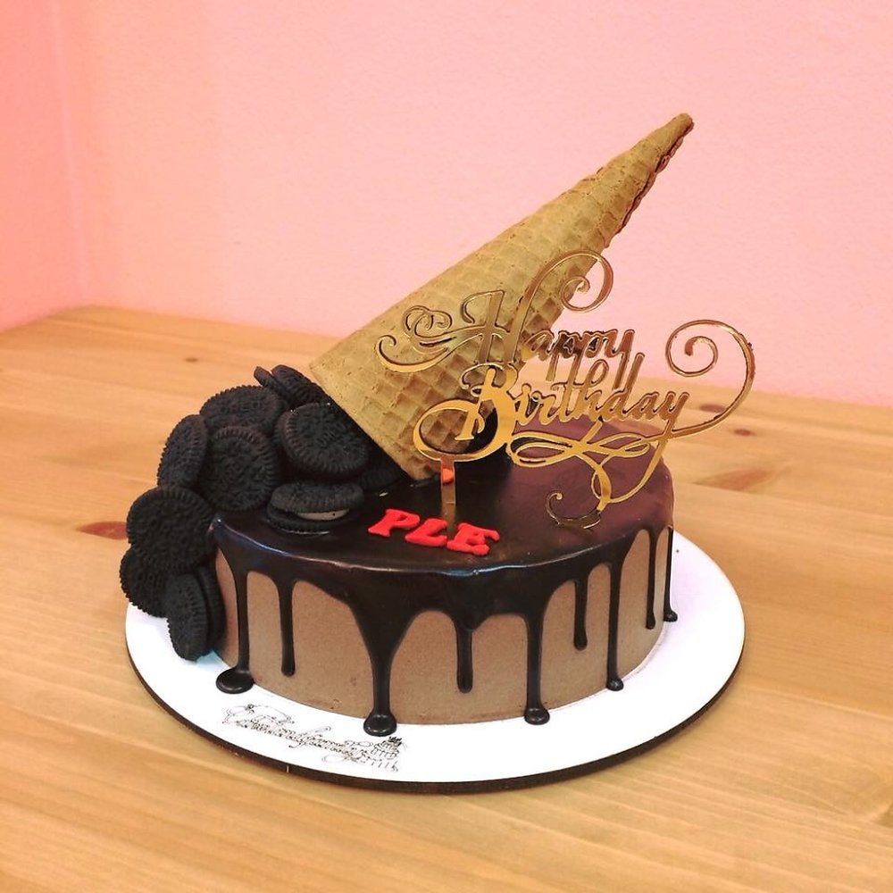 Pastel de fiesta cono de galleta de chocolate