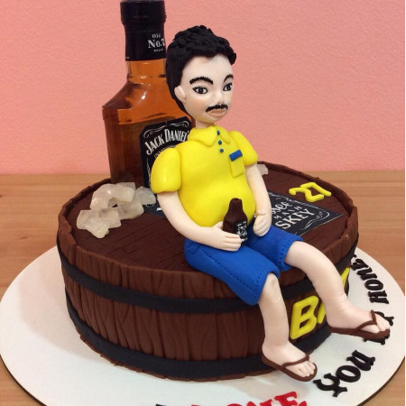  3D Party Cake 2P 750g – Whiskey Barrel & Figurine Design| delivery in Pattaya Cakes - Foto 1