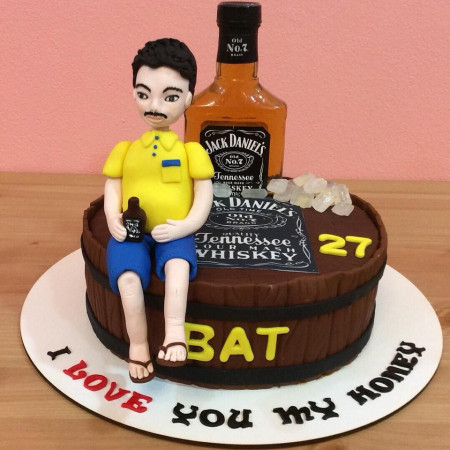  3D Party Cake 2P 750g – Whiskey Barrel & Figurine Design| delivery in Pattaya Cakes - Foto 2