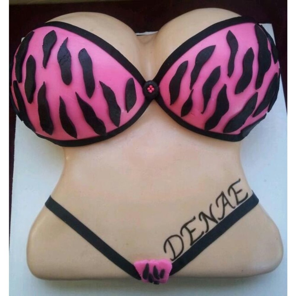 女性躯干蛋糕 粉红内衣