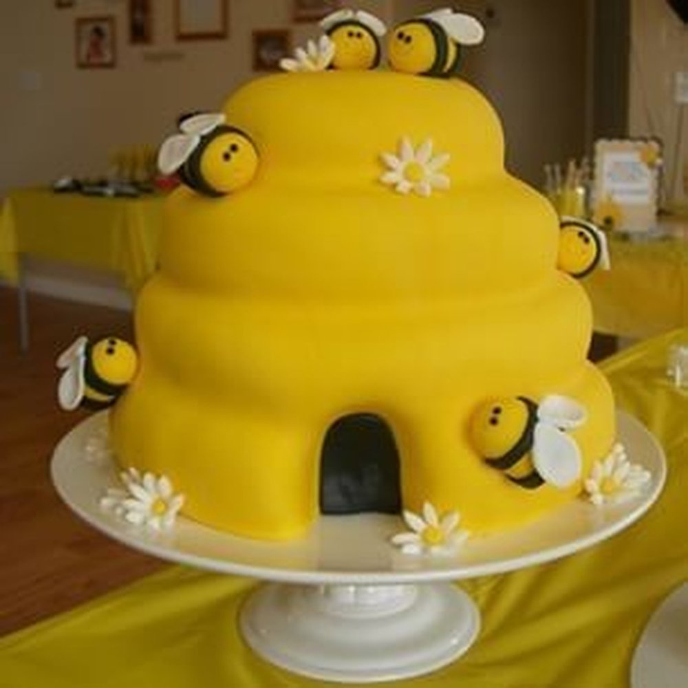 3D beehive cake with bees