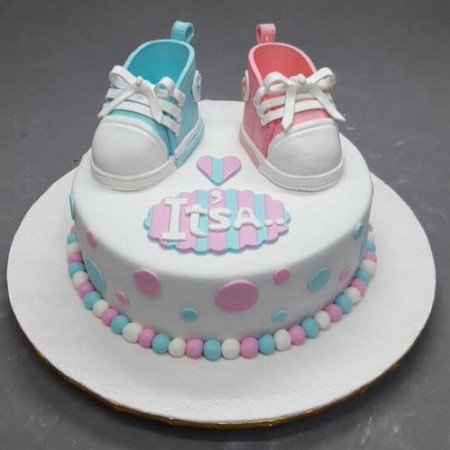  3D Celebration Cake 1100 g – Baby Shoes Theme (5‑Day Delivery) Cakes - Foto 1