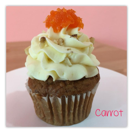  12‑Piece Carrot Cupcake Set with Cream Frosting, Nut Topping & Orange Garnish – Same‑Day Delivery Cakes - Foto 1