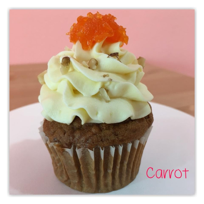  12‑Piece Carrot Cupcake Set with Cream Frosting, Nut Topping & Orange Garnish – Same‑Day Delivery Cakes - Foto 1