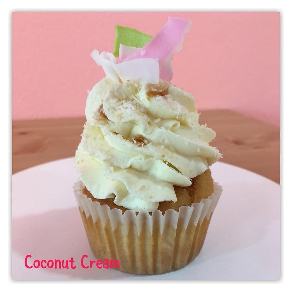 Cupcake kokosowy z kremem i dekoracją