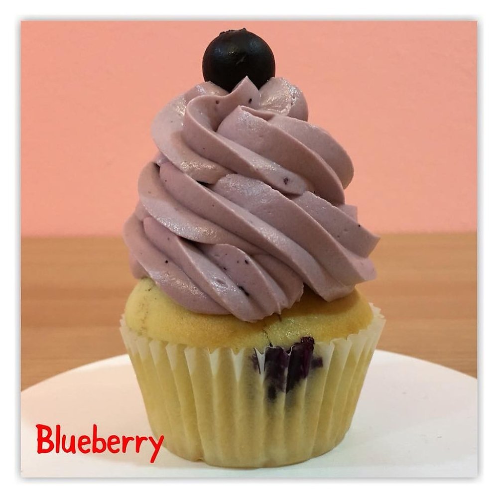Blueberry cupcake z purpurowym lukrem