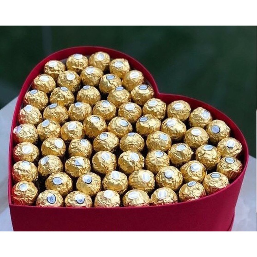 Trufas doradas en caja de corazón