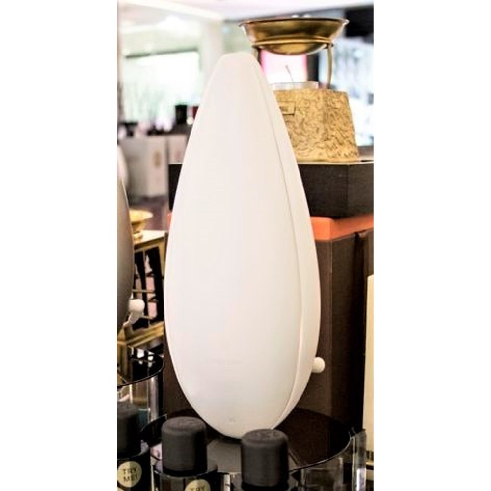 Hvid minimalistisk organisk skulpturel lampe