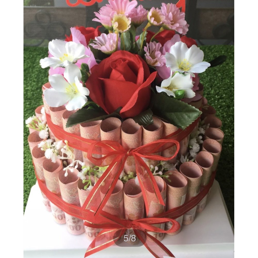 Money bouquet with red roses