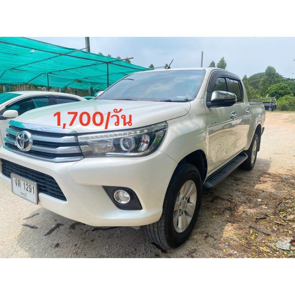 White Toyota Hilux Vigo Pickup