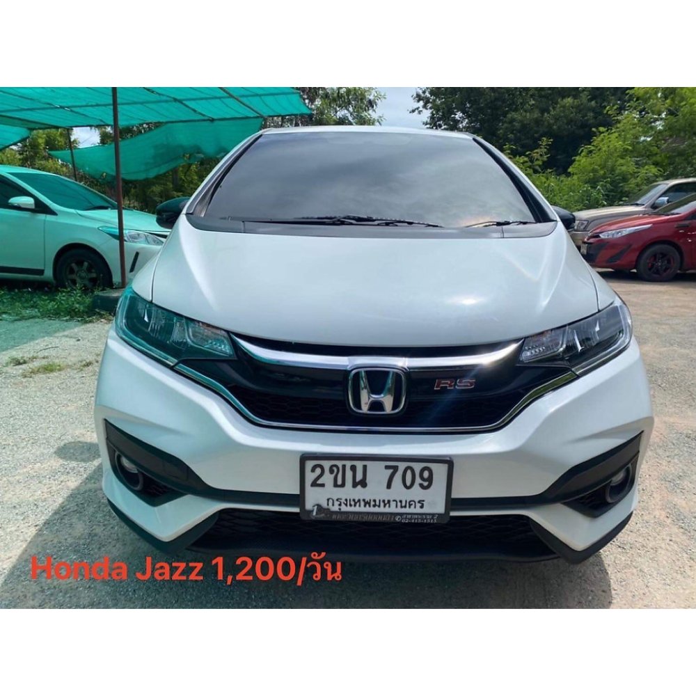 Weißer Honda Jazz RS vorne