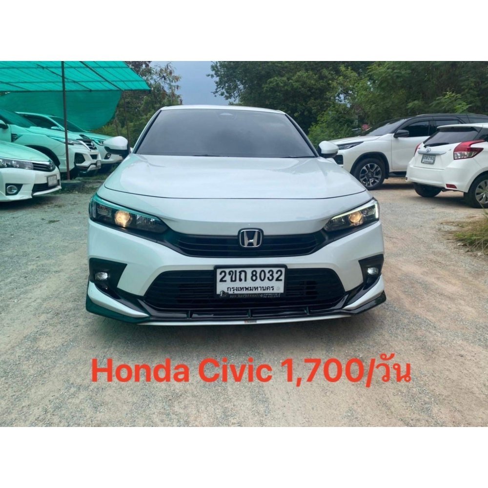 Honda Civic bianca parcheggiata all'aperto