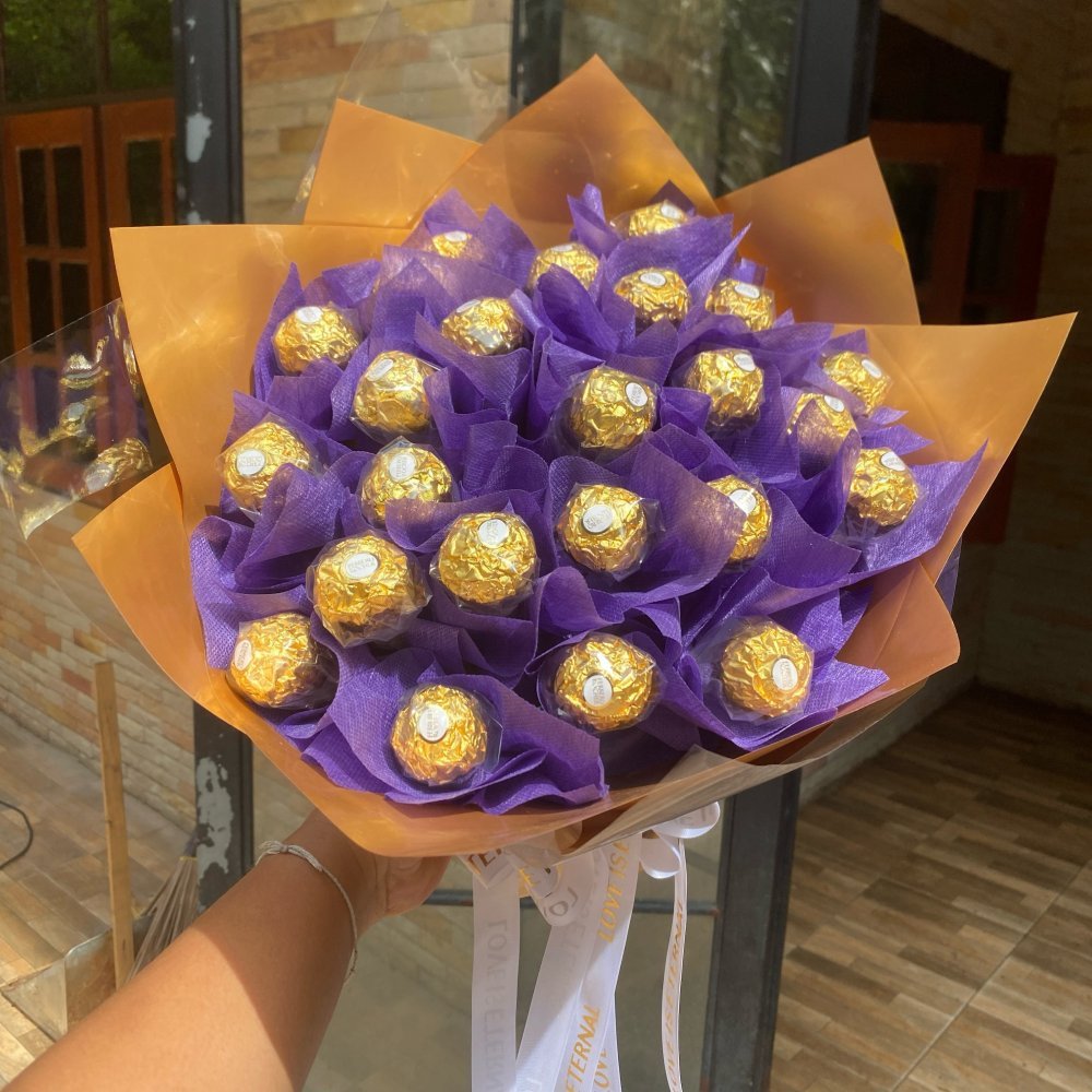Ramo de chocolate dorado con envoltorio morado