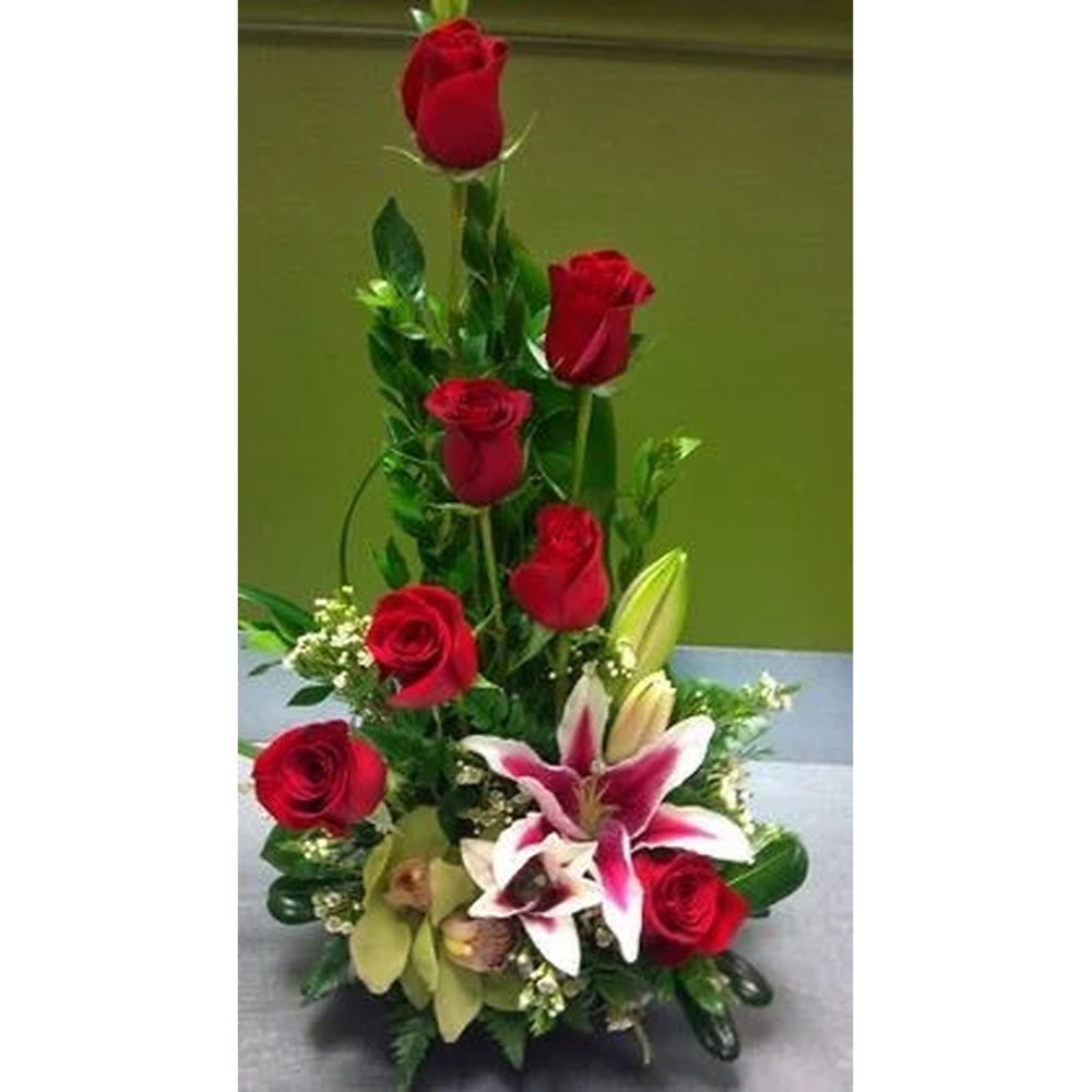 Arrangement de roses rouges et de lys