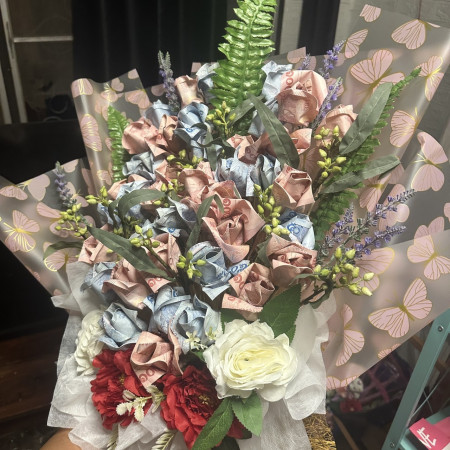 Rose money flower 7000 baht in bouquet - 8 Ramo de flores de dinero de rosa - Regalo de San ValentínSorprende a tu ser querido e