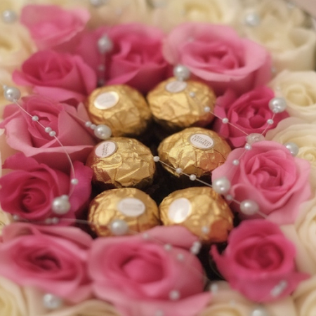 mix roses in box with chocolate - 7 巧克力盒中的玫瑰 | [您的品牌]