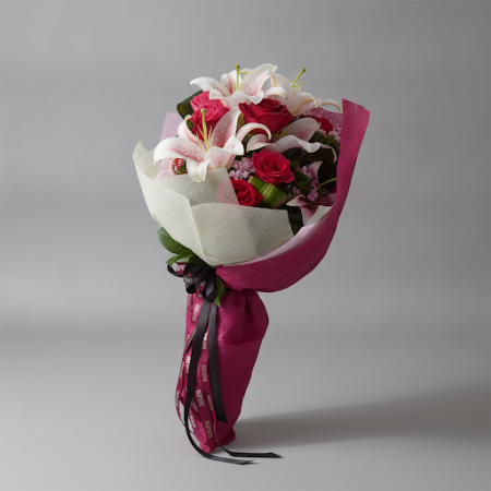 LILLY WITH RED ROSE FLOWER - 3 Lilly with Red Rose Flower Bouquet | Acquista oraIllumina qualsiasi occasione con il nostro bouqu