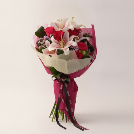 LILLY WITH RED ROSE FLOWER - 7 Lilly with Red Rose Flower Bouquet | Acquista oraIllumina qualsiasi occasione con il nostro bouqu